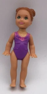 Muñeca Barbie Kelly Mattel Figura Gimnasta Leotardo Púrpura - Imagen 1 de 3