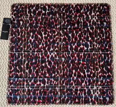 NUEVO CON ETIQUETAS Saint Laurent YSL Rojo Leopardo Estampado Cuadros Lana Coja Seda Bandana Bufanda $495 Foto 1 de 4