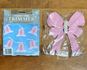 2 decoraciones de guirnalda de papel de panal, campanas y lazos rosa bebé 1990 nuevo stock antiguo - Imagen 1 de 6