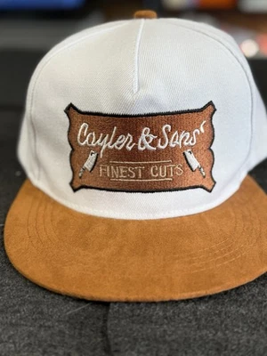 Gorra Cayler & Sons “Finest Cuts” Snapback Blanco Marrón Gamuza Ala Ropa de Calle Gorra Foto 1 de 2