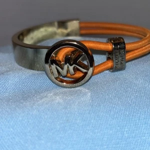 Brazalete Michael Kors MK Medallón Tono Dorado/Naranja Medio Elástico Logo - Imagen 1 de 5
