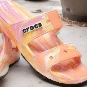 Sandalias Crocs Unisex-Adulto Clásicas Tie Dye Dos Correas Papaya 7 Hombres/9 Mujeres. - Imagen 1 de 5