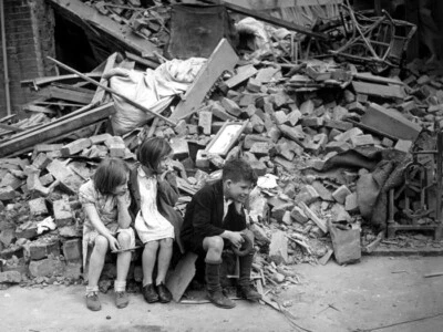 V4197 Niños Escombros Londres Bombardeo Segunda Guerra Mundial Segunda Guerra Mundial Bw impresión de póster de pared Reino Unido Foto 1 de 4