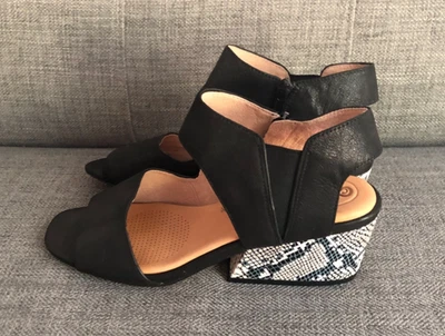 Sandálias de salto aberto Corso Como "Sayge" couro preto tamanho 9 M - Imagem 1 de 4