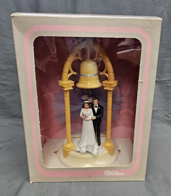 De Colección Wilton Boda Pastel Topper Novia Novio Bisque Plástico Azul Tul en Caja LEER Foto 1 de 4