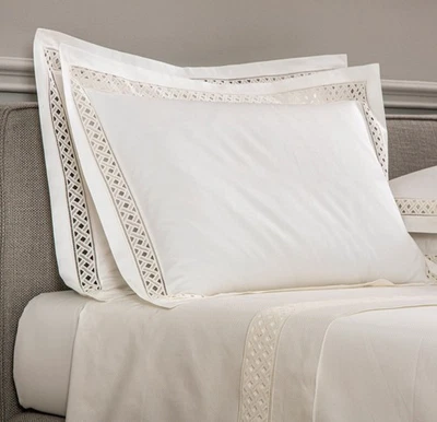 Nuevo con etiquetas Juego de 2 FRETTE Algodón Satén Pastilla Encaje King Shams Precio de venta sugerido por el fabricante $580 cada Leche Foto 1 de 4