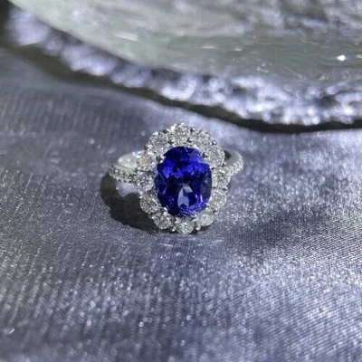 El mejor anillo de compromiso de platino 950 de zafiro natural y diamantes talla ovalada de 4,58 quilates Foto 1 de 4