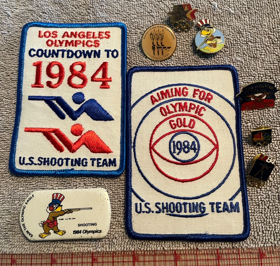 Lote de parches y prendedores para eventos de tiro de los Juegos Olímpicos 1984 Foto 1 de 1