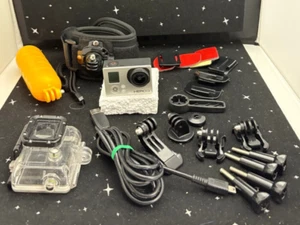 Action camera vintage Go Pro Hero con cavo di ricarica e accessori funziona/senza scheda SD - Foto 1 di 10