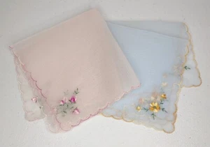 Set of 2 Vintage 1940 1950 Sheer Pink Yellow Embroidered Hankie Handkerchief - Imagen 1 de 3