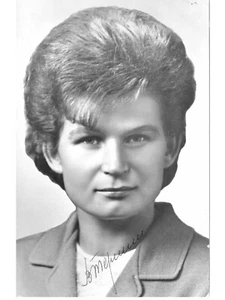 VOSTOK 6 SOVIET COSMONAUT V. TERESHKOVA AUTOGRAPH SIGNED B&W POSTCARD - Picture 1 of 2