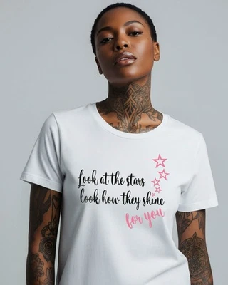 Camiseta Look At The Stars Moda Letras Amarilla 2024 Tour Cold Play Camiseta Foto 1 de 4