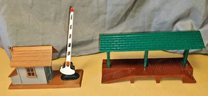 2 PLASTICVILLE USA TRAIN ACCESSORIES WATCHMAN SHANTY FREIGHT STATION - Picture 1 of 10