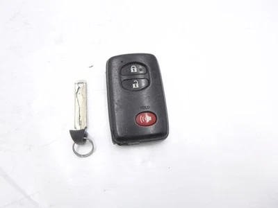 二手原始设备制造商丰田 89904-47230 电动。 钥匙发射器适用于 2012 - 2017 年 Prius V — 第 1/3 张图片