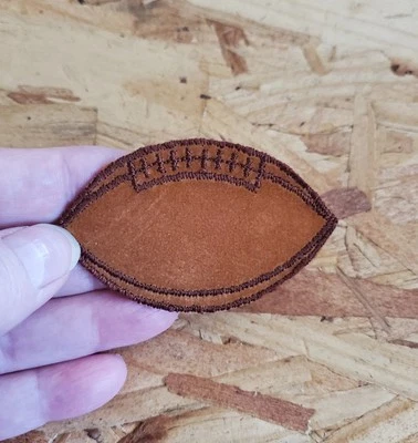 FÚTBOL DEPORTIVO - MARRÓN SUAVE CON DETALLES BORDADOS 2 5/8"W (6,6CM) PLANCHA EN PARCHE Foto 1 de 2