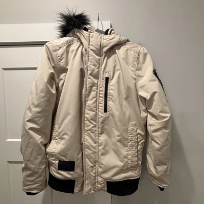 Chaqueta de bombardero Hollister con capucha forrada de piel sintética pequeña Foto 1 de 4