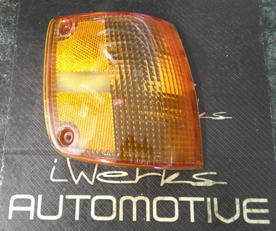 Lente de luz de esquina delantera derecha OEM 85-87 Mazda 323 BF Koito 230-61184 R FR Foto 1 de 4