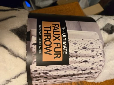 Manta - The Ultimate Throw piel sintética reversible a felpa 60” X 70” gris/blanco Foto 1 de 2