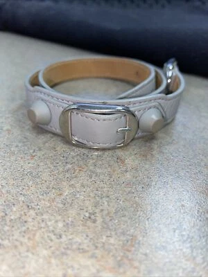 Brazalete envolvente Balenciaga de cuero gris tono plata metal Arena Tour Foto 1 de 4