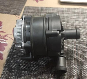Original Zusatzwasserpumpe Kühlmittelpumpe Audi Seat Skoda VW 04L965567 Neu - Bild 1 von 3