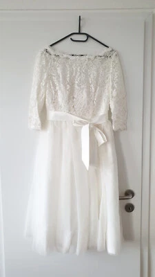 Brautkleid mit Spitze, Knopfleiste und Schleife - Bild 1 von 4