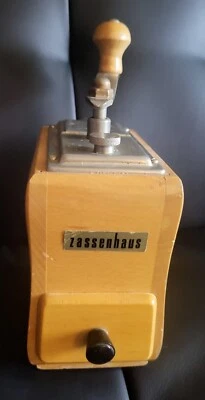  Molinillo de café manual de mano pequeño vintage Zassenhaus madera original      Foto 1 de 4