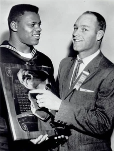 1957 Drahtfoto Oklahoma Football Jerry Tubbs & Milt Campbell gewinnen Trophäenpreise - Bild 1 von 2