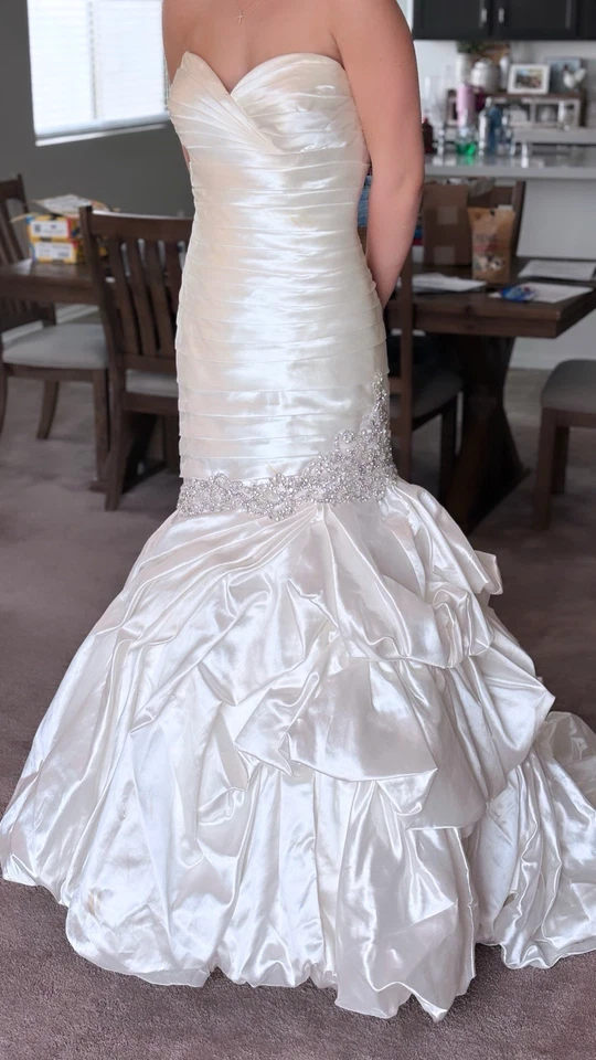 Vestido de novia con lentejuelas, cuentas y adornos de perlas Foto 1 de 4