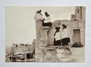Giovani donne Hopi sulla cima della casa Arizona nord-orientale ca 1906 cartolina non spedita - Foto 1 di 2
