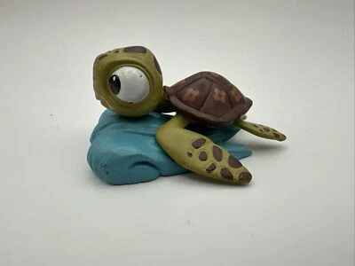 Disney Store Pixar Buscando a Nemo SQUIRT Bebé Tortuga Marina en Ola 2 1/2” PVC Foto 1 de 4