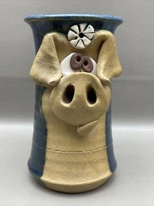 Robert Karlinsey signierter ""K"" SCHWEINKOPF Keramik Schweinchenbecher 3-D Top Zustand - Bild 1 von 12