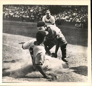 1948 Press Photo Play at Home, Ralph Caballero, Phillies, Walker Cooper, Giants - Bild 1 von 2