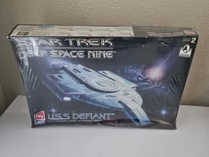 ERTL 1996 Star Trek Deep Space Nine USS DEFIANT Vintage #8255 Model Kit Sealed - Picture 1 of 4