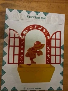 Tasca da parete vintage in plastica rossa e gialla per innaffiare bambina - Foto 1 di 8