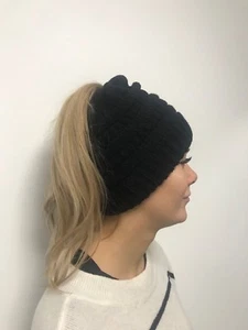 Schwarze Damen Pferdeschwanz Beanie Mütze, Pferdeschwanzmütze, Mütze mit Pferdeschwanzloch - Bild 1 von 3