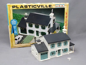 BACHMANN #2902-198 Suburban 2-Story House, C8 - Picture 1 of 8