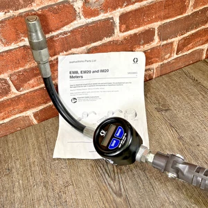 Medidor electrónico de aceite/anticongelante Graco EM20 con extensión flexible 1/2" NPT - Imagen 1 de 7