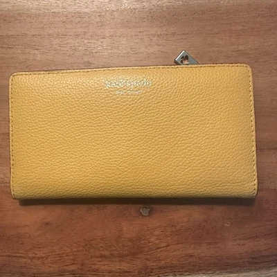 Cartera portatarjetas a presión Kate Spade cuero granulado amarillo mostaza Foto 1 de 4