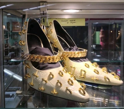 Zapatos de salón Givenchy con cadena perforada en punta oro blanco talla 9 UE 39 Foto 1 de 3