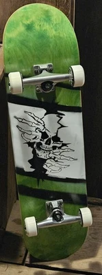 Monopatín completo personalizado manchado de verde 8,25 camiones tensor. Ruedas de peligro Foto 1 de 4