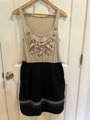 Vestido One September Anthropologie sin mangas con volantes y detalle de botones Foto 1 de 4