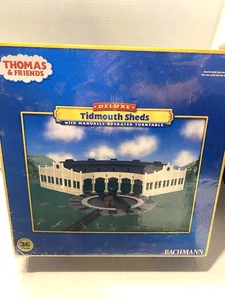 Bachmann Scala HO Thomas & Friends Deluxe Tidmouth Capannoni con Giradischi #45236, Nuovo - Foto 1 di 9