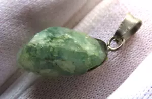 Ciondolo in smeraldo colombiano grezzo in argento - Foto 1 di 13