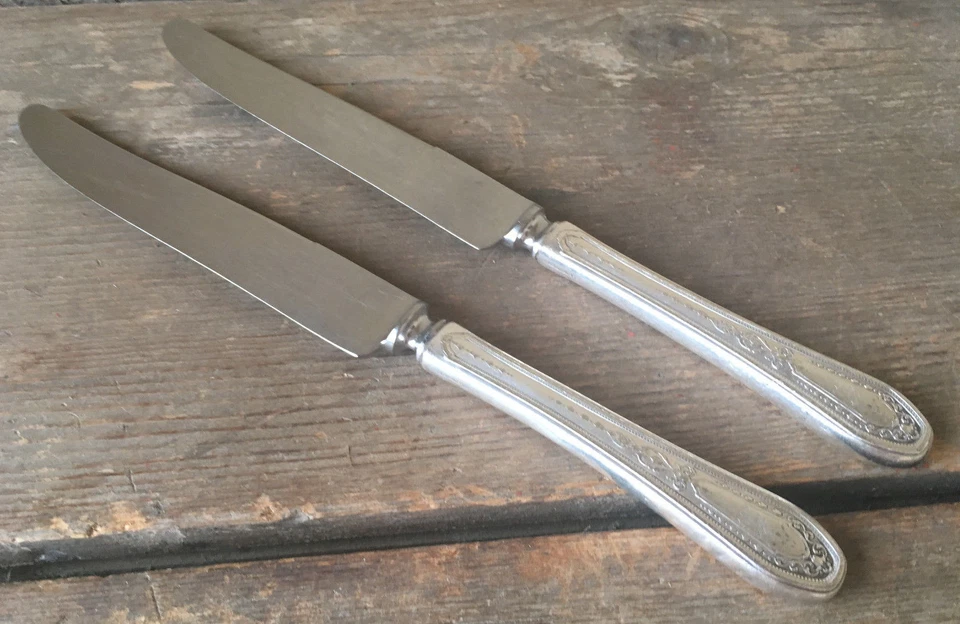 2 New French Hollow Knives Wreath Hampton Court Oneida Silver 1926 Silverplate Foto 1 de 1