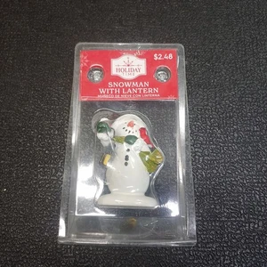 Statuina natalizia pupazzo di neve con lanterna alta 2,5" Holiday Time - Foto 1 di 9
