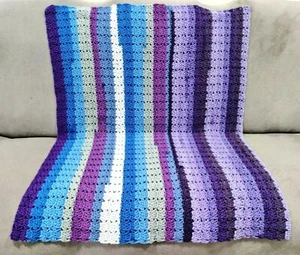 Handgefertigte gehäkelte Babydecke Schoß Afghan Wickel Überwurf 52 x 42 Zoll Lila Blau #2 - Bild 1 von 12