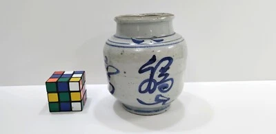 Jarlet antiguo japonés o coreano azul y blanco con caligrafía Foto 1 de 4