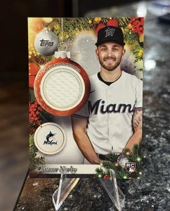 2025 Topps Holiday CONNOR NORBY RC Player RELIC JERSEY SP Marlins Rookie #PR-CN - Foto 1 di 2