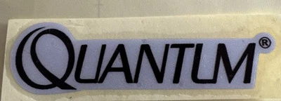 QUANTUM SEÑUELOS CON LICENCIA LOGOTIPO CALCOMANÍA, PORTÁTIL, ESTUCHE DE GUITARRA CAJA DE PESCA Foto 1 de 2