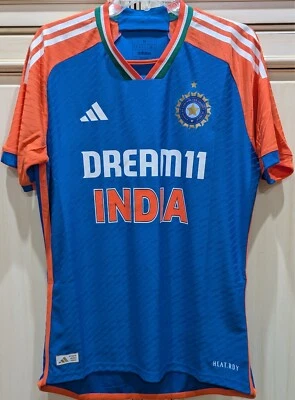 NOVA Camiseta Masculina Tamanho Médio Adidas Dream 11 India Cricket T201 Azul e Laranja  - Imagem 1 de 4